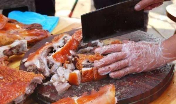 西餐|为什么西餐里的烤乳猪，嘴巴里都要塞一颗苹果？是为了荤素搭配吗