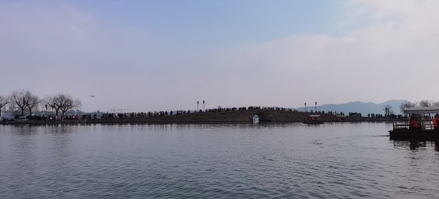 大年初二天气好 西湖边人从众 高速出城流量有点大