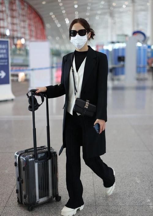大衣 黑色大衣太“受宠”，经典百搭又显气质，保暖又显身材