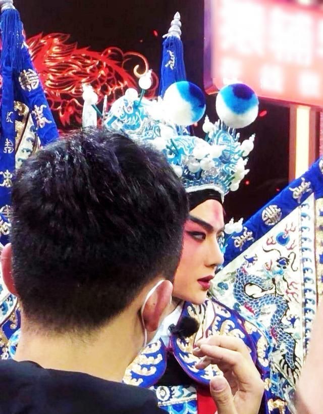 王一博：天天向上2021开年大戏，武生开年，牛转乾坤，好运连连！