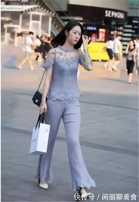 小姐姐|身穿抹胸长裙的美女,长发披肩,气质温婉动人