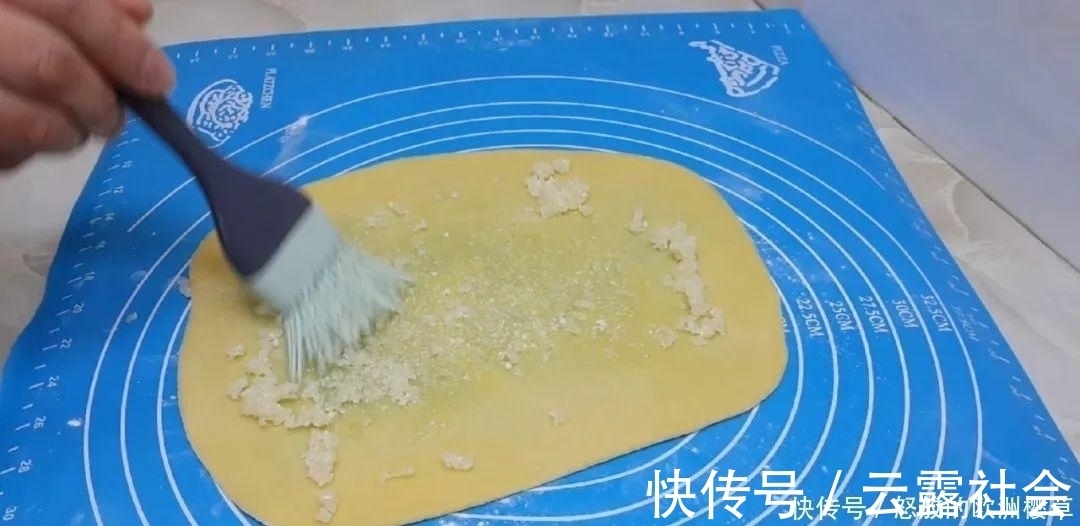 面包这样做才好吃，加4个鸡蛋，比蛋糕简单好吃，没烤箱也能成功