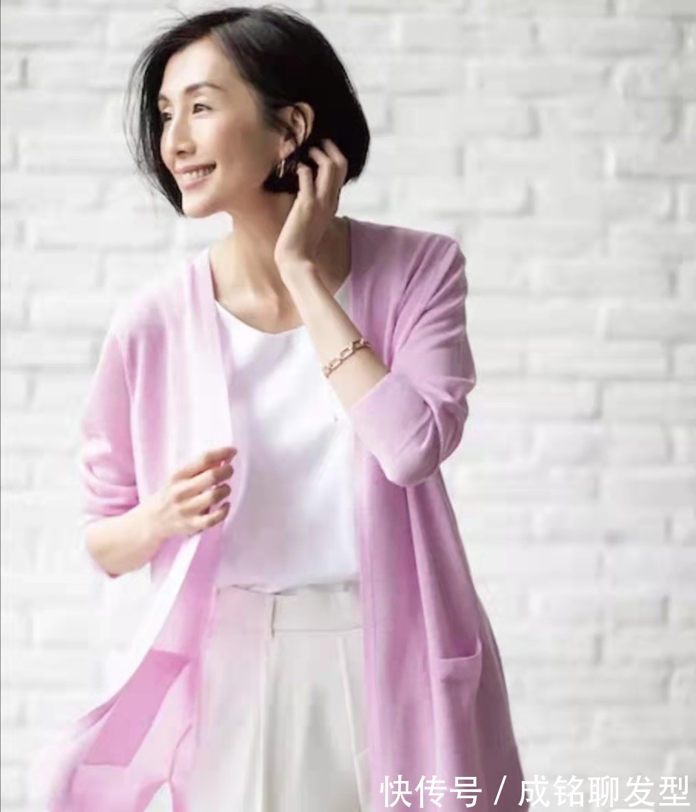 裙装|女人过了五十岁后,最好别穿得太“花哨”,既掉档次又显得俗气