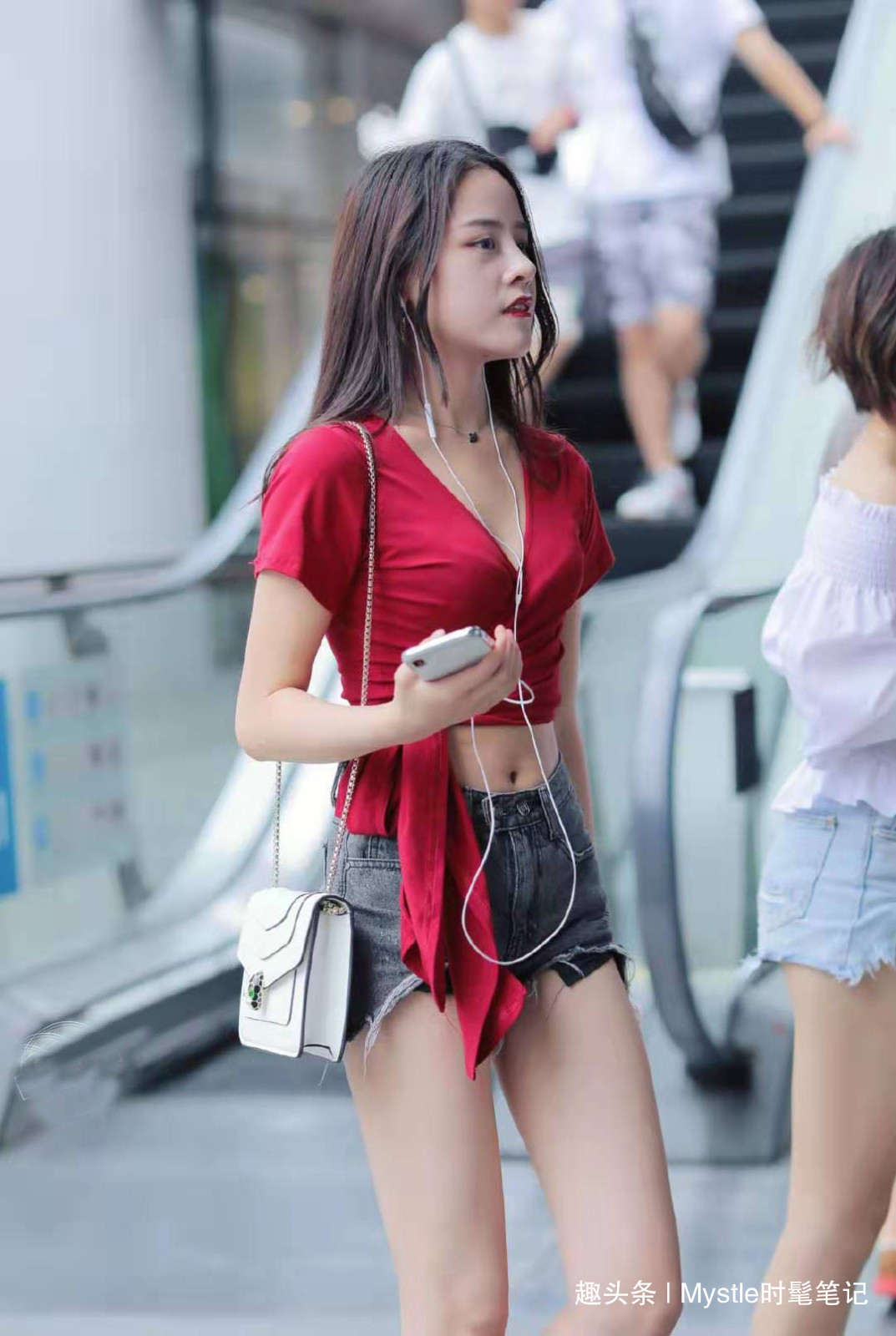 高腰 小姐姐太会穿搭了!玫瑰红短打T恤+牛仔短裤,有一种170+的既视感