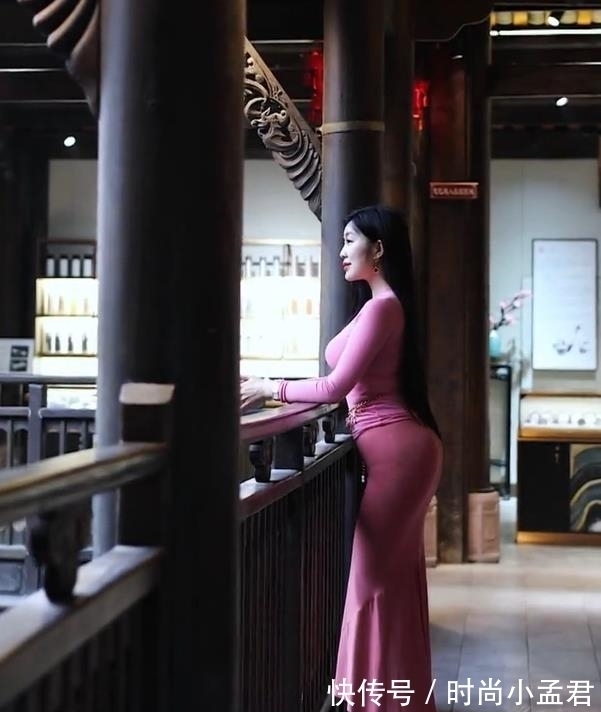 木阁楼 一身粉色的穿搭,令成熟女人也变得甜甜的