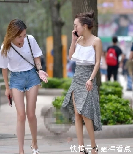 街拍美女:右边和左边,你选哪一个小姐姐?