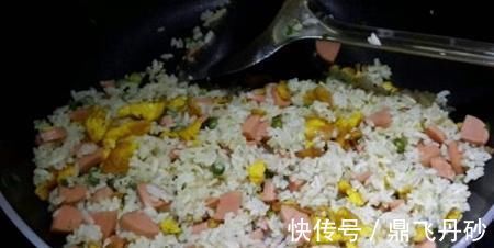 鸡蛋炒饭，很多人做错了，难怪不好吃，教你一招，粒粒饱满不粘连