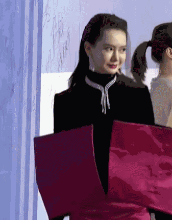 |搞笑GIF:碰瓷的后果很严重,哥们你要谨慎