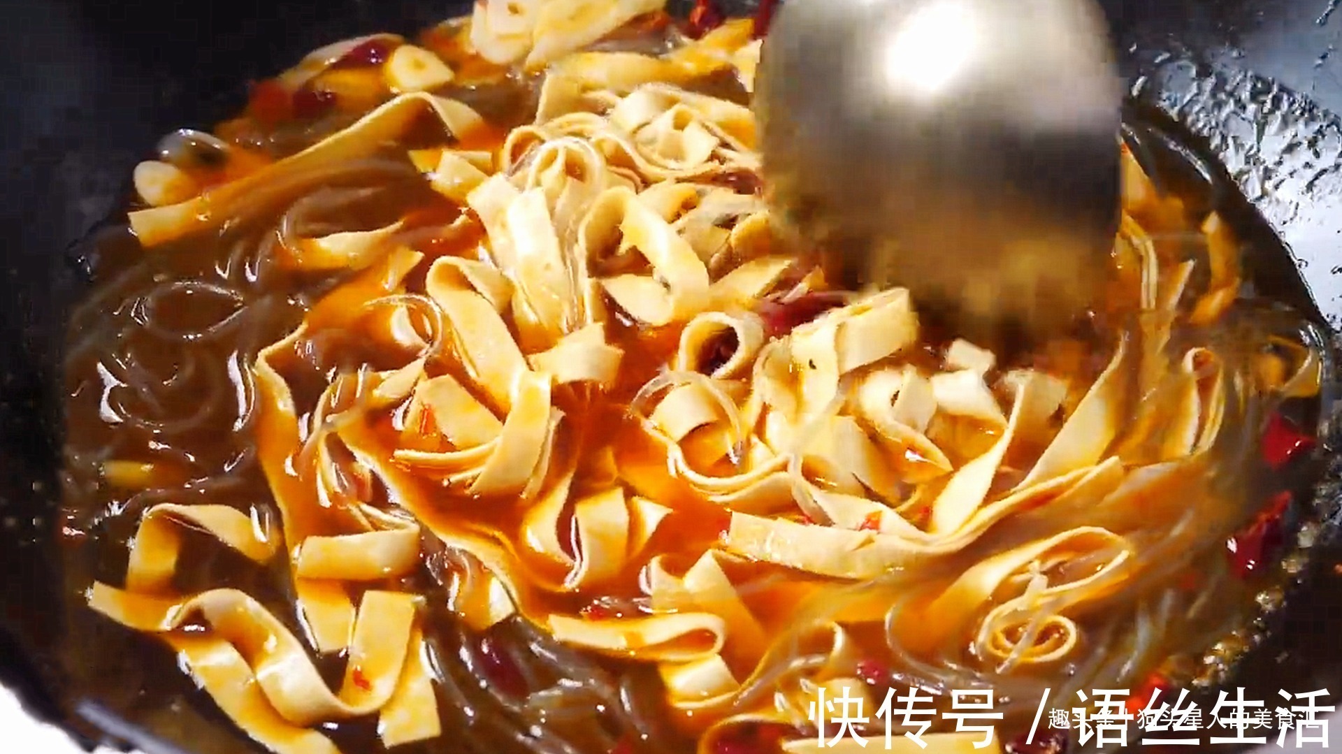 2张豆腐皮,1把粉条,入锅加水一煮,鲜香味美,出锅连汤汁都不剩