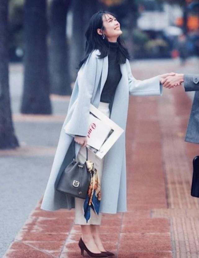 女人过了40岁，穿大衣避免“浅色”坑，这3种深色更显气质