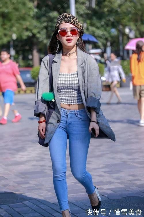 紧身牛仔裤 时尚小姐姐穿浅色紧身牛仔裤,复古的穿法,更能展现出个性时尚