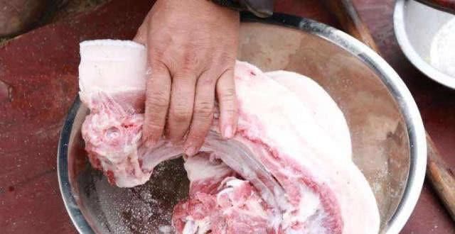  入味|腌腊肉，放多少盐合适？牢记这个比例，腊肉鲜香入味，不长毛不臭