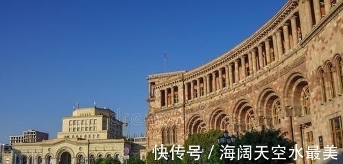 考古专家#亚美尼亚发现最古老的皮鞋,为何里面塞草,这是一种大智慧