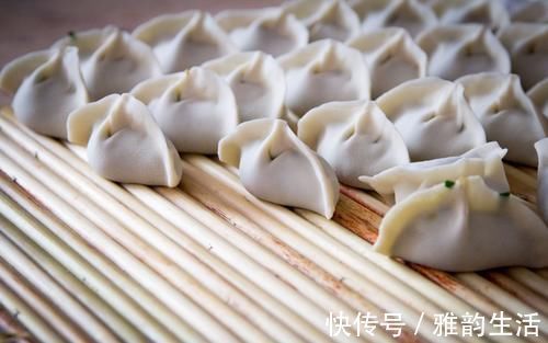 面团|怎么使饺子皮又软又筋？卖了30年饺子的阿婆告诉你窍门，快收藏