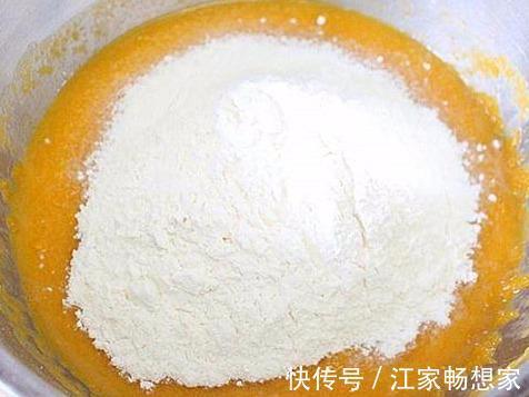 教你电饭锅蒸发糕，1碗玉米面加2个鸡蛋，出锅比蛋糕好吃