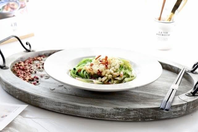 五十岁阿姨的创新菜，菠菜不吃叶光吃杆，焯一焯浇点油，好吃好看