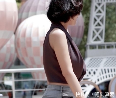 路人街拍,短发气质小姐姐,浅灰衣配搭牛仔裤让身形完美靓丽