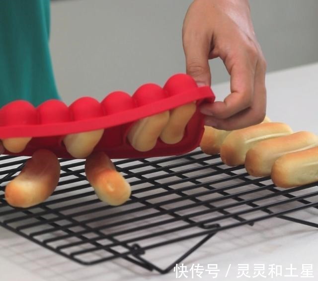 低筋面粉|夏天做面包，2个动作10分钟揉出手套膜，面包松软蓬松一次就成功！