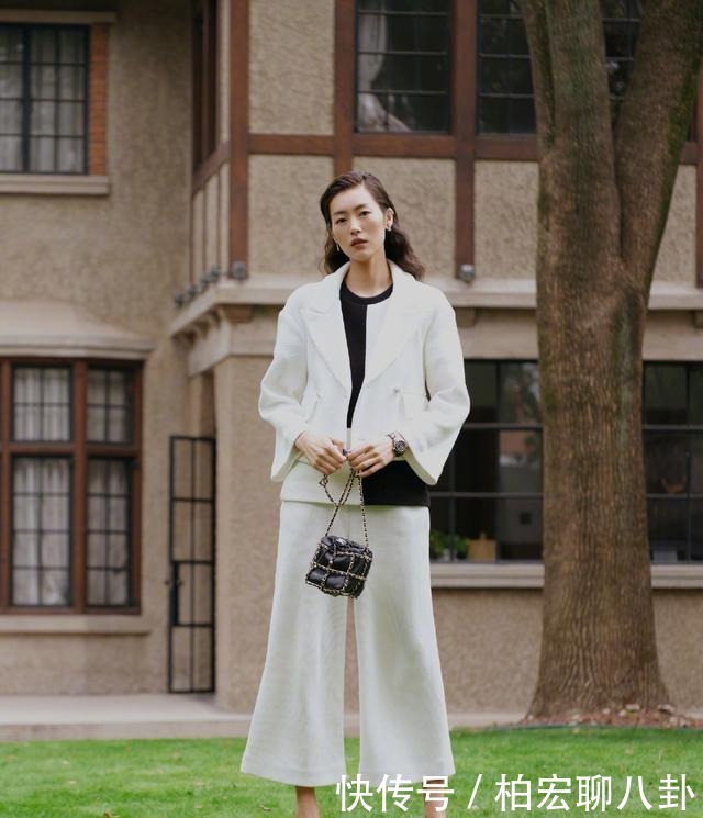 简单|刘雯不愧是超模,穿羽绒服配条纹衫简单随性,普通服装穿出高级范