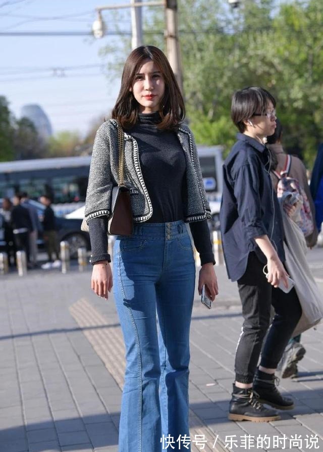 牛仔 初春穿搭风格秀，喇叭款低腰牛仔搭配黑色针织打底衫外加开衫毛衣！