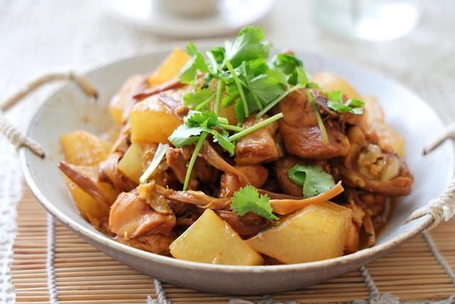 冬吃萝卜夏吃姜,加上3个鸡腿炖一锅,就是一道百吃不腻的好菜