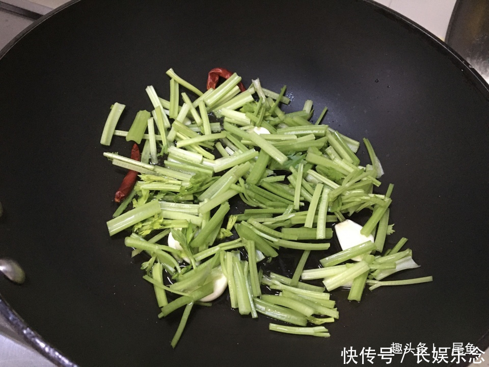 春天这菜我家经常吃，清爽开胃又好吃，简单快手，孩子常吃身体棒