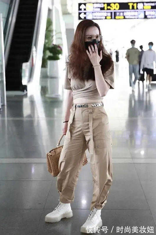 小姐姐|张萌真不像阿姨辈,穿露胃装配工装裤走机场,“小蛮腰”不输00后