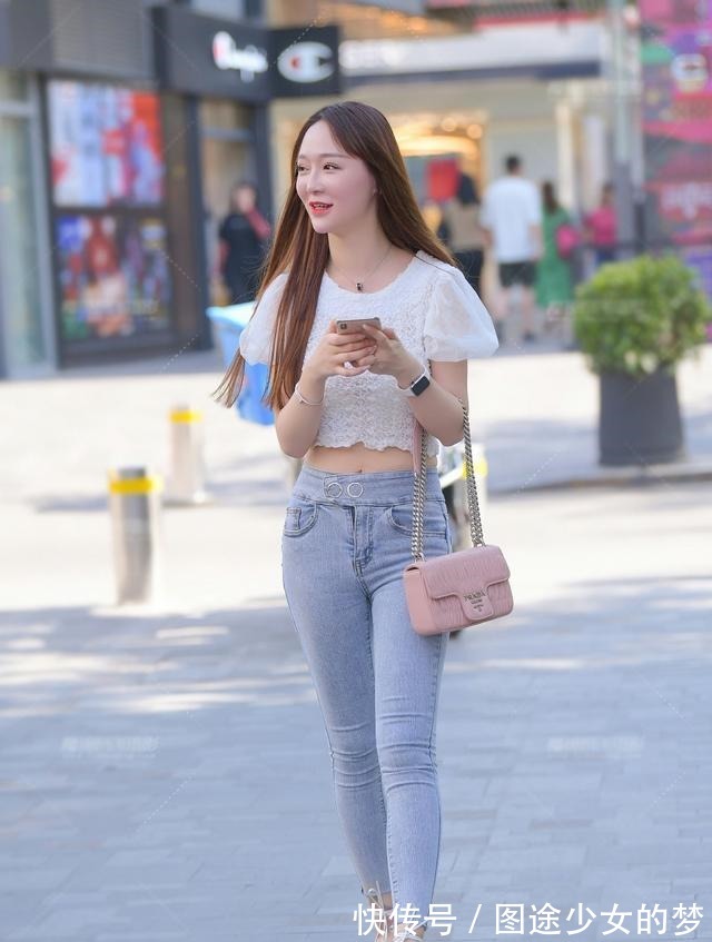 小姐姐 精致的白色网纱小衫,配修身牛仔裤,造型清新靓丽又耐看!