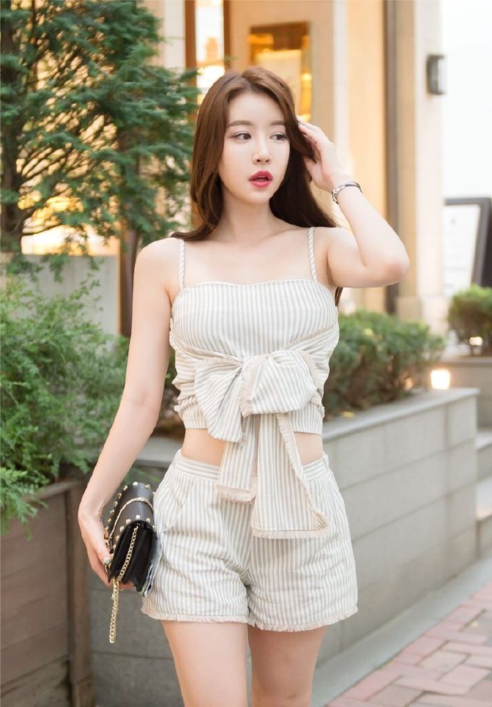 街拍:小姐姐清凉装扮摩登而时尚,秀出绝美好身材,凸显时尚气息