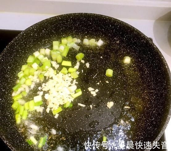 炒凉粉|天热适合吃凉粉,Q弹又爽口,辣辣的太好吃!