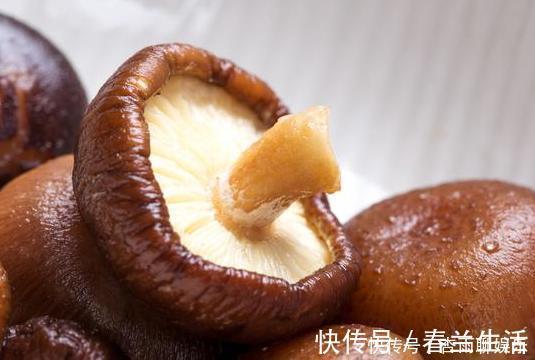 买香菇时，别只会挑个头大的，学会3个小技巧，保证新鲜又好吃