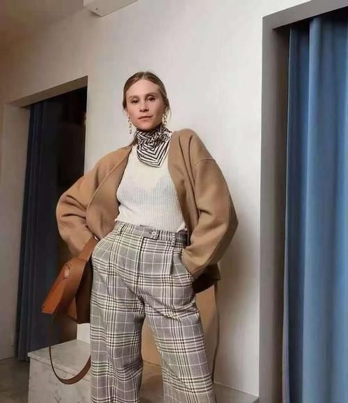 ?女人到了中年，这才是你该有的穿搭：大衣+阔腿裤，时髦又减龄