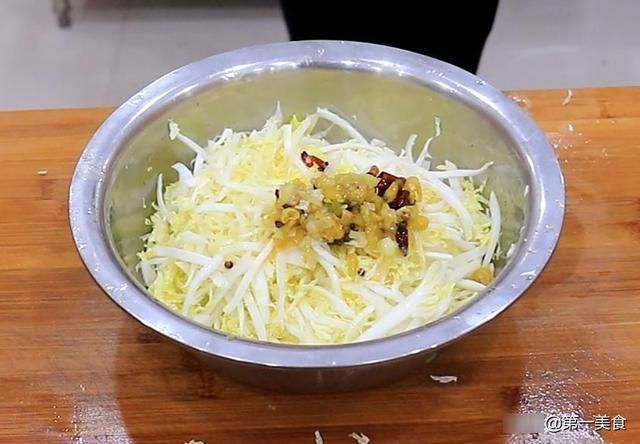 酸辣娃娃菜|凉拌酸辣娃娃菜要不要先焯水,大厨教你正确做法,酸辣清脆又入味