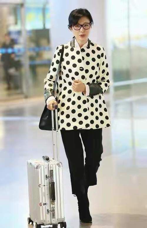  教科书|周涛素颜也很美，波点上衣配烟管裤时髦洋气，中年女人穿搭教科书