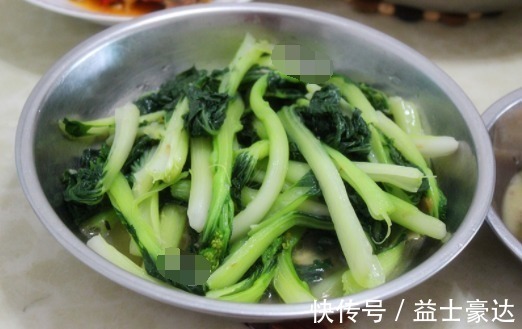 妈妈从早上忙到中午，做了一桌子菜，简单实惠，全家吃的很开心！