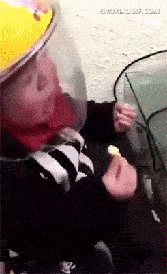 |搞笑GIF：就叫卖了，还帮着数钱