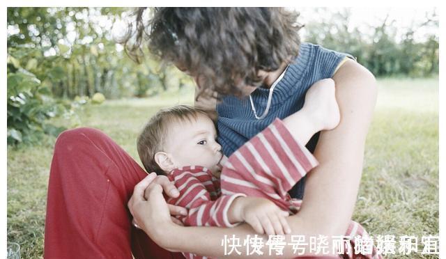母乳喂养|母乳的孩子不能额外喝水吗?常规不用,遇到这类情况就得给水喝了