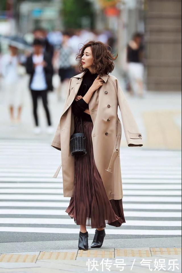 “大衣+羊绒衫”真的太高级,精致女人都爱这么穿,上身就是气质