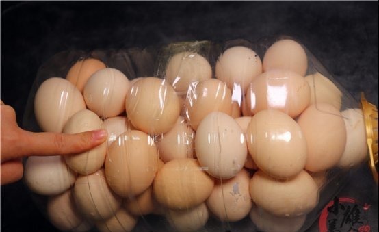 空油桶如何装鸡蛋,姑娘教我小妙招,没想到这么简单,太实用了