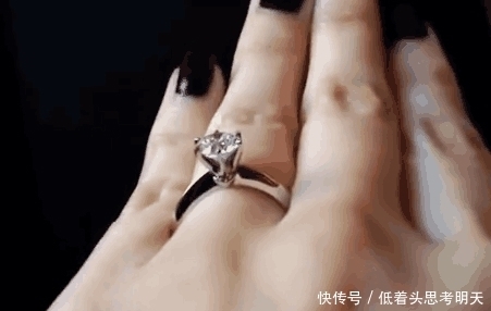 钻石|情侣为证明真爱,竟把钻石用电钻镶在手指上,医生表示:愚昧无知