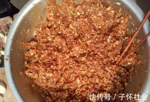 把“三样”东西加到饺子馅里，馅料光滑多汁，很好吃