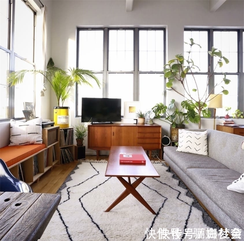 夫妻俩|夫妻俩住进83㎡阁楼公寓,书架墙当隔断,现代乡村风又暖又舒适