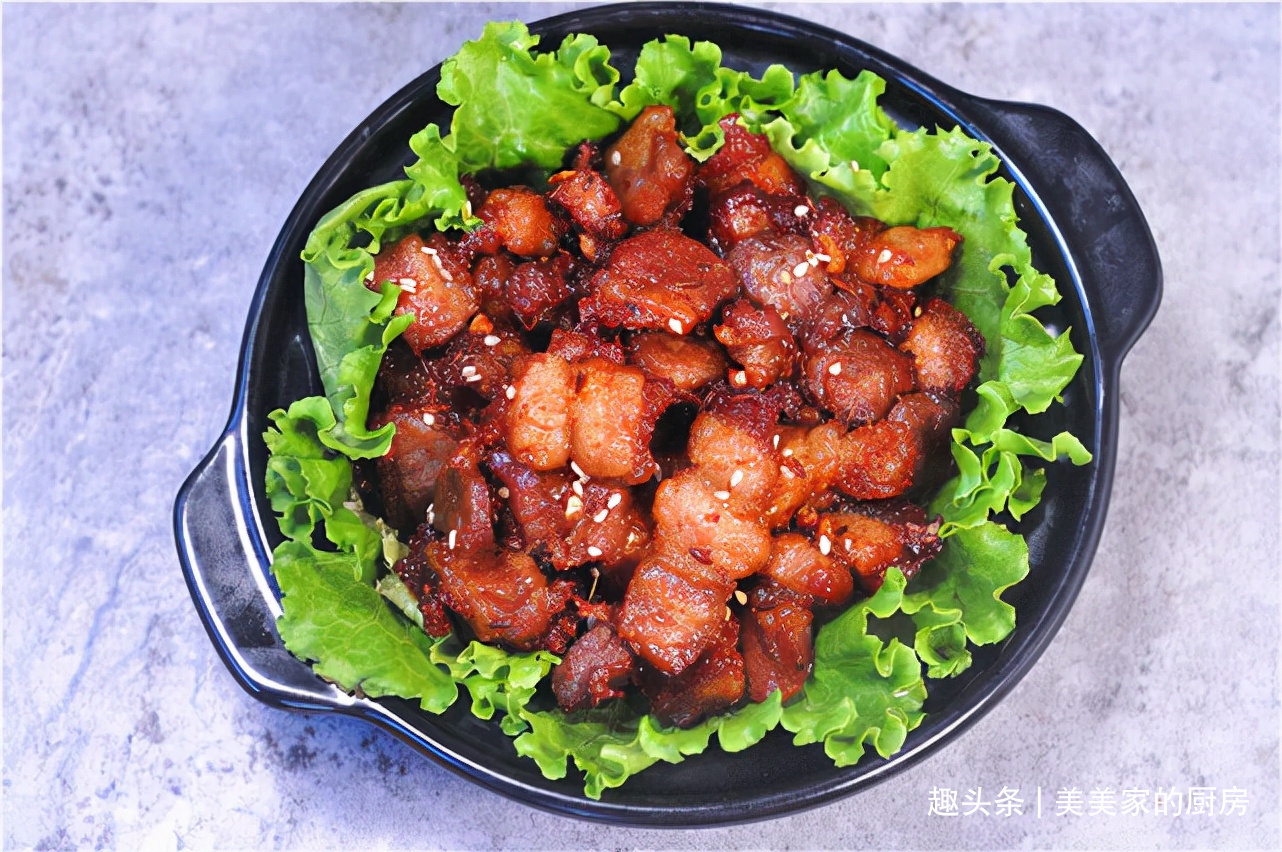 我家五花肉从不红烧,淋一勺酱油,不炒也不炖,一大盘不够吃!