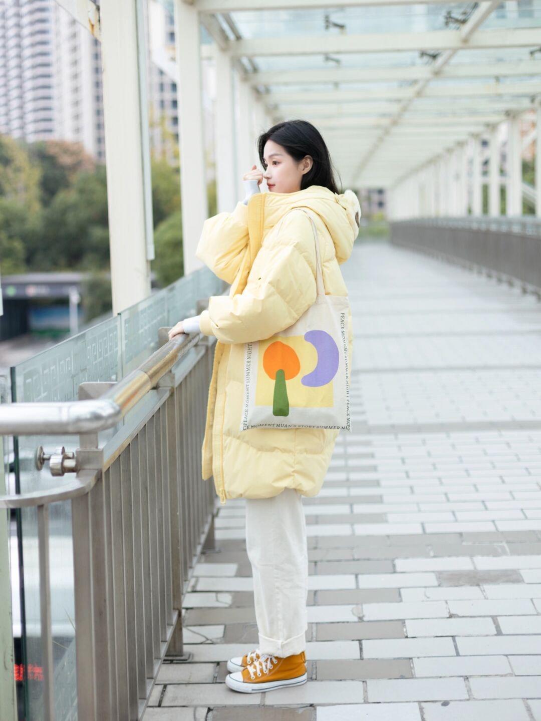 大衣|冬天就要穿得保暖还好看,蓝绿色大衣+白色西装裤,知性又优雅!