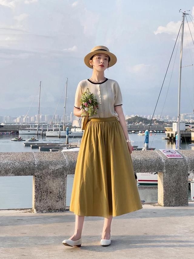 t恤|“基础款”怎么穿出气质感?看看这些搭配方式，优雅温柔又有格调