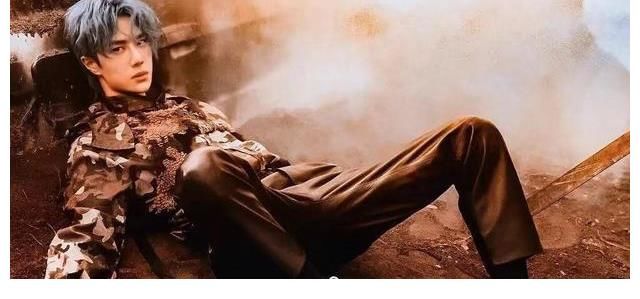 眾星云集GQ年度盛典，總編安排男星下海。網(wǎng)友：王一博在就更好了