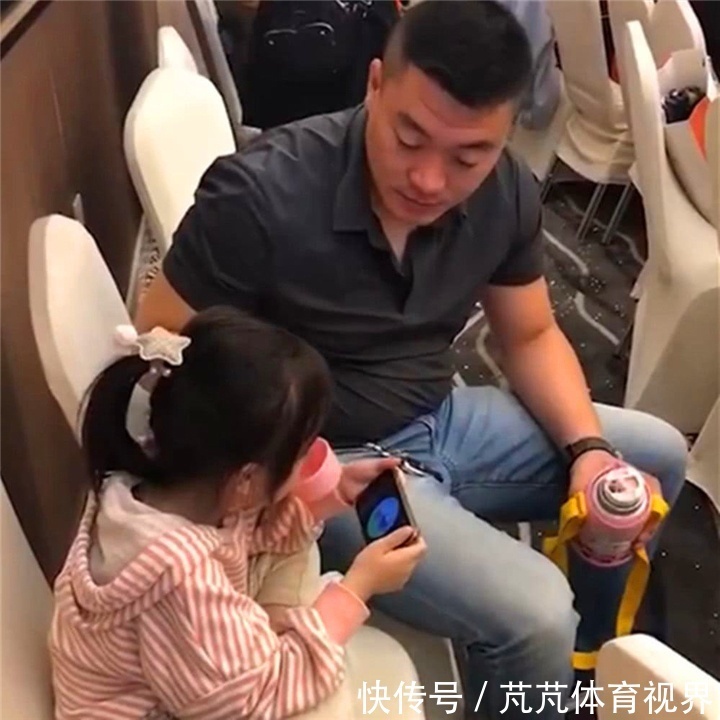 小公主|宝爸抱着女儿午睡,身后儿子“看透一切”,网友:儿子充话费送的