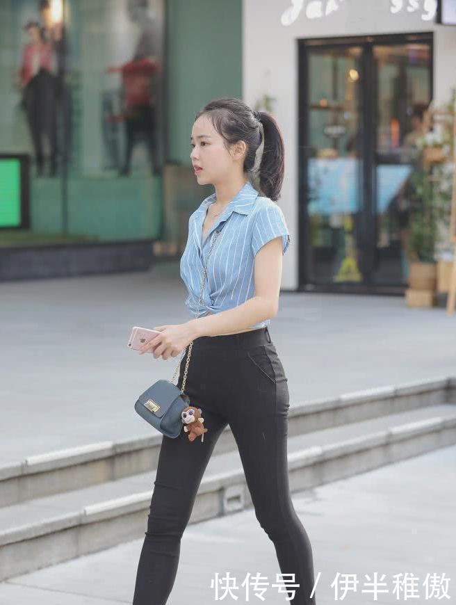 街拍美女小姐姐紧身裤穿出质感时尚，衬托出时尚柔美的腿部线条