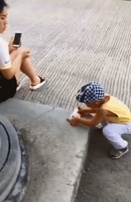 |搞笑GIF趣图:妹子你热我理解,但这个风扇有点小,吹的不够全面