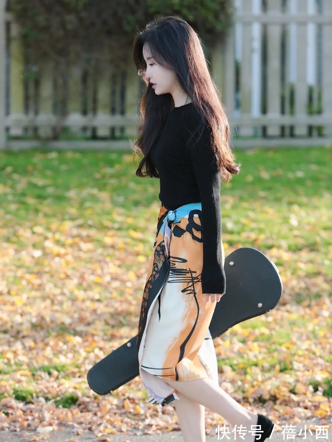 小姐姐|秋天建议30+女性多穿“黑色针织衫”,搭配半身裙,优雅到骨子里